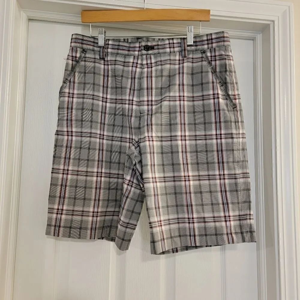 Izod Golf 🏌️‍♂️ Plaid Shorts Size 34 EUC